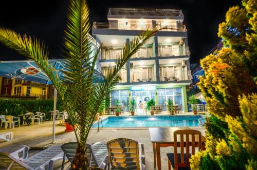 Bazén v ubytování Family Hotel Eliri nebo v jeho okolí