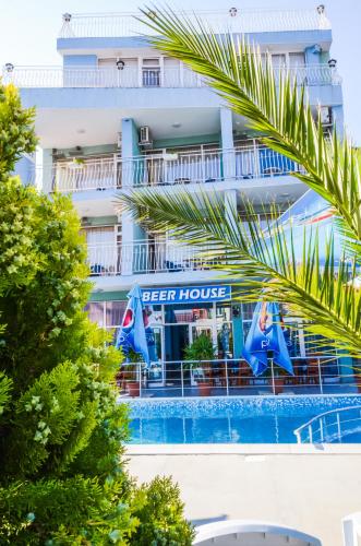 Kolam renang di atau dekat dengan Family Hotel Eliri