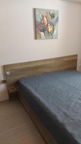 Bett in einem Zimmer mit Wandgemälde in der Unterkunft HostEx Pastello Deluxe Studio in Stara Sagora