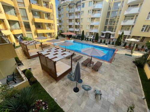 an overhead view of a pool with tables and umbrellas at Complex Sands Holiday Apartments in Sunny Beach