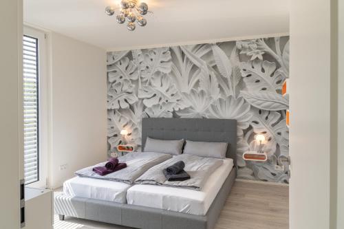 um quarto com uma cama com uma parede floral em K³ in Ilmenau em Ilmenau