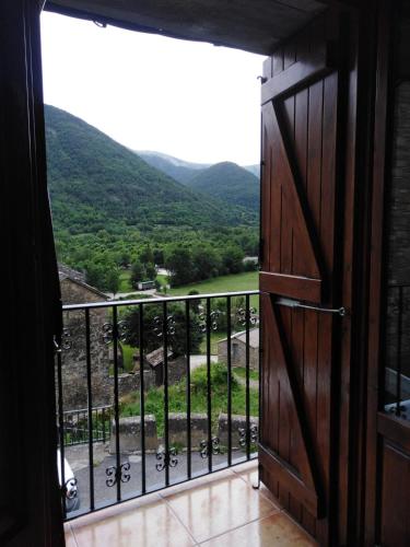 eine Tür zu einem Balkon mit Bergblick in der Unterkunft Casa Rural O´LIENO in Oto