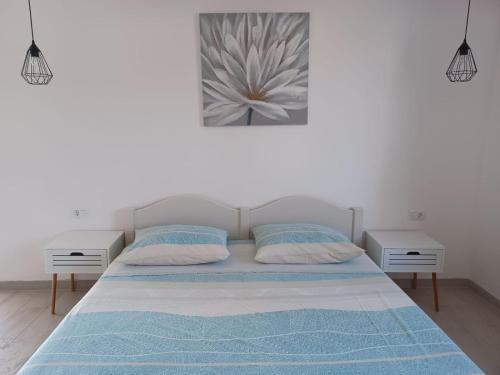 1 dormitorio con 1 cama con 2 mesitas de noche en Apartment Grace Cavtat - SEA VIEW, en Cavtat