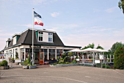 un edificio con una bandera encima en Camping "De Stuurmanskolk", en Welsum