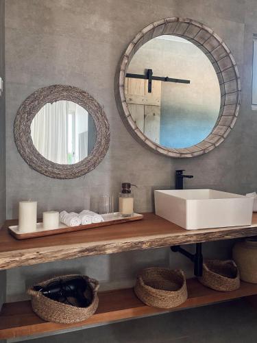 bagno con lavandino e 2 specchi di Casa Branca - Monte dos Rolas ad Alcácer do Sal