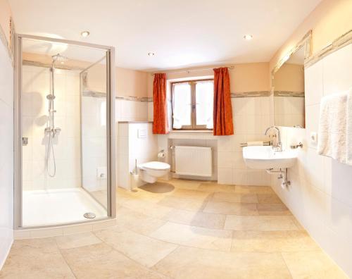 ヴァルガウにあるGästehaus Oberlandのシャワー、トイレ、洗面台を備えたバスルーム