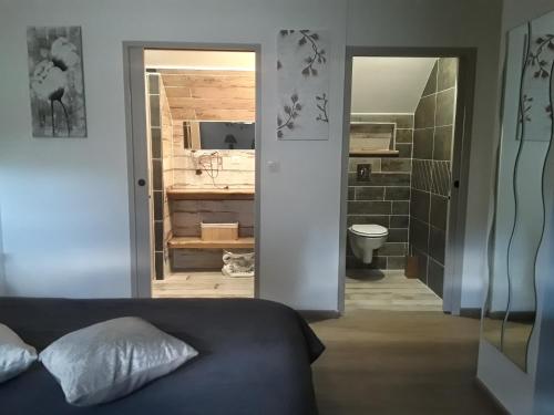 une chambre avec un lit et une salle de bain avec baignoire dans l'établissement Atypiques Confitures, Chambres d'Hôtes, à Couffy