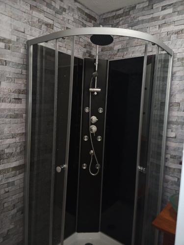une douche avec une porte en verre à chaîne dans l'établissement cosy STUDIO 4 personnes, proche mer et commerce 0 chambre, au Grau-du-Roi
