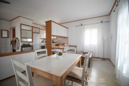 Lotos Beach Homeにあるキッチンまたは簡易キッチン