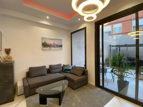 a living room with a couch and a table at Camp Nou Nueva Casa in El Arrabal