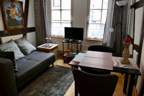 un salon avec un canapé et une table dans l'établissement Ad Monte, à Cochem