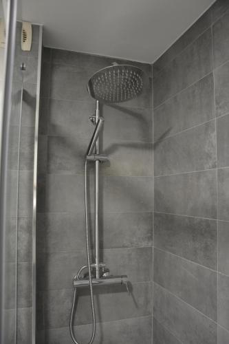 y baño con ducha con cabezal de ducha. en Apartamento Sira en Sanxenxo