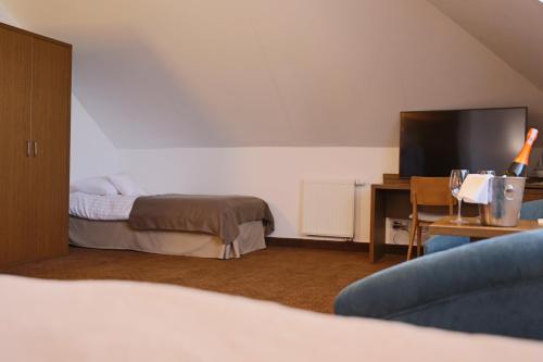 Ένα ή περισσότερα κρεβάτια σε δωμάτιο στο HOTEL CICHA WODA NIEPORĘT