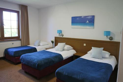 Ένα ή περισσότερα κρεβάτια σε δωμάτιο στο HOTEL CICHA WODA NIEPORĘT