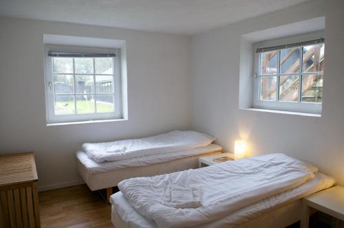 2 camas en una habitación con 2 ventanas en Nymarksminde, en Vodskov