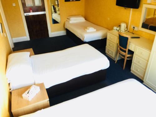 Una cama o camas en una habitación de Hotel Celebrity Bournemouth East Cliff by Villare hotels