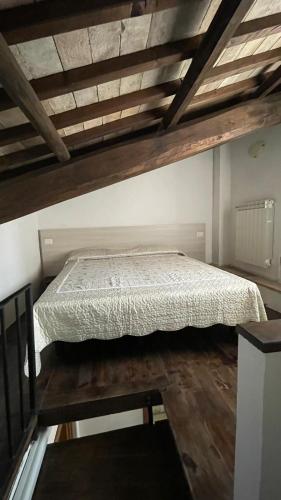 a bedroom with a bed in the corner of a room at Le casette - Affitti turistici in Casteldilago