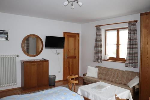 Ένα ή περισσότερα κρεβάτια σε δωμάτιο στο Brombergerhof Münsing