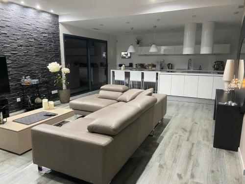 un salon avec un canapé et une cuisine dans l'établissement Blue Diamond Room, à Salles-dʼAude