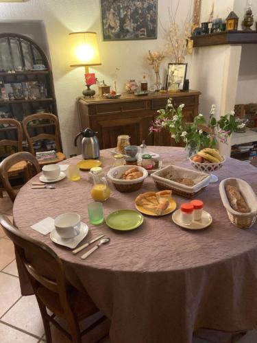 uma mesa com comida numa sala em Mas du Crès em Galargues