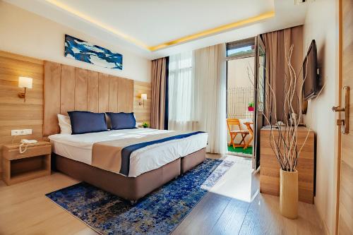 イスタンブールにあるThe Milltown Hotelのベッドとテレビが備わるホテルルームです。