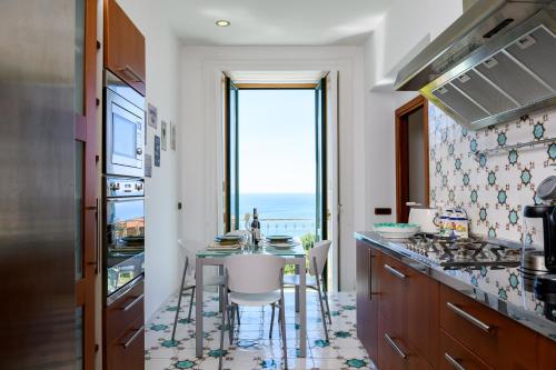 維耶特里的住宿－Amalfi Coast Family Luxury Suite，相簿中的一張相片