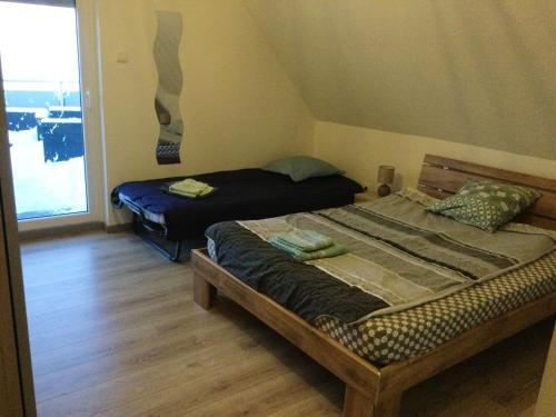 1 dormitorio con 2 camas individuales y ventana en Appartement de 2 chambres avec terrasse amenagee et wifi a Lohr en Lohr