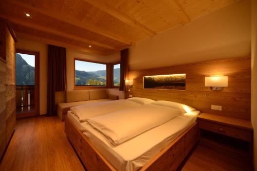 a bedroom with a large bed and a window at Appartment Kirch Neuhaus in Laion