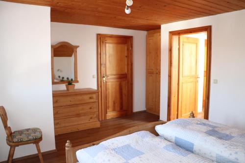 Ένα ή περισσότερα κρεβάτια σε δωμάτιο στο Brombergerhof Münsing
