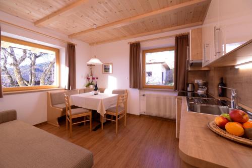 cocina y comedor con mesa en una habitación en Appartment Kirch Neuhaus, en Laion