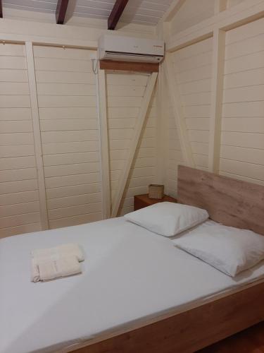 Una cama o camas en una habitación de Mango Villa
