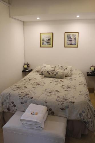 a bedroom with a bed with two towels on it at Paraiso Encontrado in Benavídez