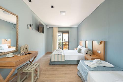 Postel nebo postele na pokoji v ubytování Regos Resort Hotel