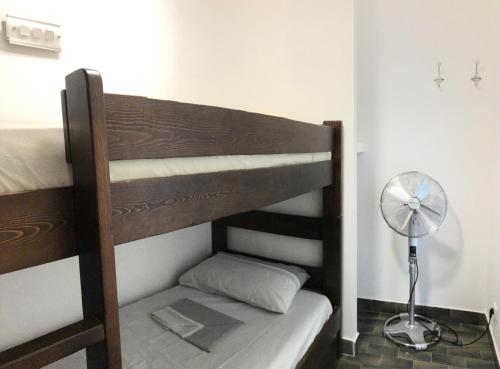 - une chambre avec 2 lits superposés et un ventilateur dans l'établissement Marina06, à Villeneuve-Loubet
