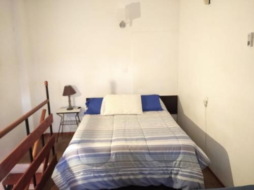 Stilo Duplex En Punta Carretas tesisinde bir odada yatak veya yataklar