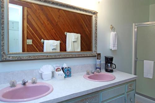 a bathroom with two sinks and a mirror at Kern Riverview Inn in Kernville