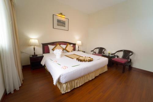 Una cama o camas en una habitación de Century Riverside Hotel Hue