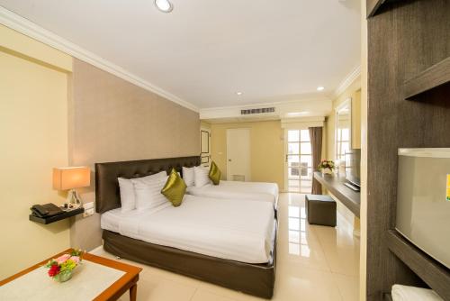 Ένα ή περισσότερα κρεβάτια σε δωμάτιο στο Niran Grand Hotel