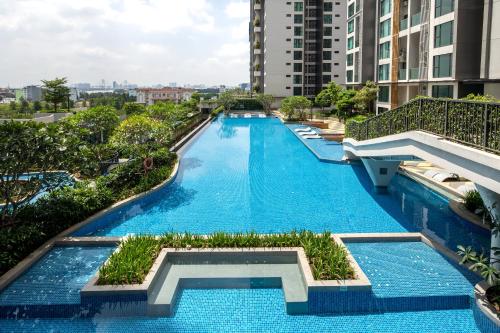 an infinity pool on the roof of a building at Somerset Feliz Ho Chi Minh City in Ho Chi Minh City
