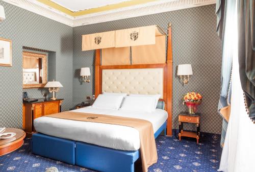 Postel nebo postele na pokoji v ubytování Hotel Manfredi Suite In Rome
