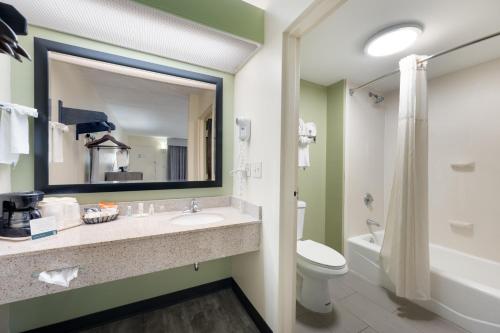 A bathroom at Quality Inn Airport - Southeast