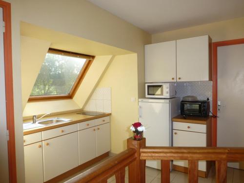 une petite cuisine avec un évier et un réfrigérateur dans l'établissement Chambre indépendante, à Caen