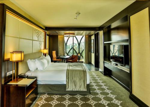 Postel nebo postele na pokoji v ubytování InterContinental Dhaka, an IHG Hotel