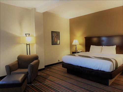 una camera d'albergo con letto e sedia di Quality Inn Danville - University Area a Danville