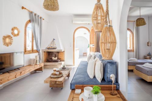 Posteľ alebo postele v izbe v ubytovaní Sandy's Cycladic Style Apartment