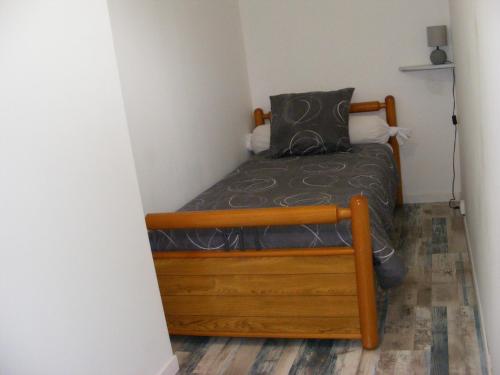 ein kleines Schlafzimmer mit einem Bett in einem Zimmer in der Unterkunft Gîte du Moulin in Gamarde-les-Bains
