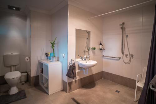 a bathroom with a sink and a toilet at Glen Mervyn Lodge in Mumballup
