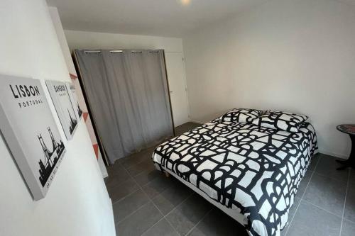 1 dormitorio con 1 cama en blanco y negro en Spacieux n°8 en centre historique en Landerneau