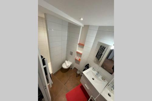 Baño pequeño con lavabo y aseo en Spacieux n°8 en centre historique en Landerneau