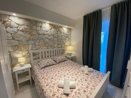 ハニオティスにあるLuxury flat in Chaniotiの石壁のベッドルーム1室(ベッド1台付)